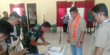 Foto---Penandantangan berita acara pelantikan oleh Ketua INKAI Kabupaten Sanggau periode 2023-2025, Letkol Inf Putra Andika Trihatmoko, Sabtu (21/10/2023) di aula Makodim  1204/Sanggau---Kiram Akbar