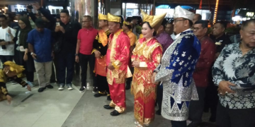 Foto---Mengenakan pakaian adat Minang, Bupati Sangau, Paolus Hadi beserta istri, Arita Apolina tiba di GPU, tempat acara Malam Badendang, Sabtu (21/10/2023)---Kiram Akbar