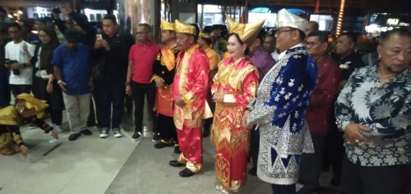 Foto---Mengenakan pakaian adat Minang, Bupati Sangau, Paolus Hadi beserta istri, Arita Apolina tiba di GPU, tempat acara Malam Badendang, Sabtu (21/10/2023)---Kiram Akbar