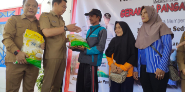 Bupati Kapuas Hulu Fransiskus Diaan saat menghadiri kegiatan GPM di Dinas Pertanian dan Pangan Kapuas Hulu
