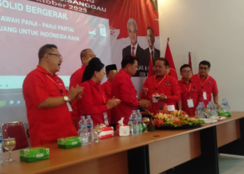 Foto—Ketua DPD PDIP Kalbar, Lazarus memberikan potongan tumpeng kepada Ketua DPC PDIP Kabupaten Sanggau, Paolus Hadi di sela-sela acara Rapat Kerja Cabang (Rakercab) III dan IV PDIP Kabupaten Sanggau, Senin (23/10/2023) di kantor DPC PDIP Kabupaten Sanggau---Kiram Akbar