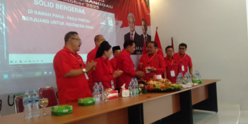 Foto—Ketua DPD PDIP Kalbar, Lazarus memberikan potongan tumpeng kepada Ketua DPC PDIP Kabupaten Sanggau, Paolus Hadi di sela-sela acara Rapat Kerja Cabang (Rakercab) III dan IV PDIP Kabupaten Sanggau, Senin (23/10/2023) di kantor DPC PDIP Kabupaten Sanggau---Kiram Akbar