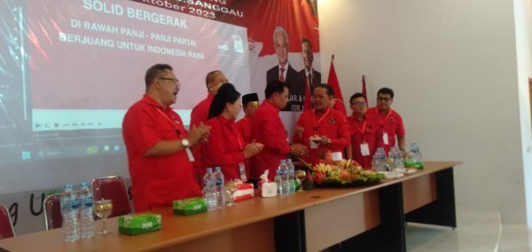 Foto—Ketua DPD PDIP Kalbar, Lazarus memberikan potongan tumpeng kepada Ketua DPC PDIP Kabupaten Sanggau, Paolus Hadi di sela-sela acara Rapat Kerja Cabang (Rakercab) III dan IV PDIP Kabupaten Sanggau, Senin (23/10/2023) di kantor DPC PDIP Kabupaten Sanggau---Kiram Akbar