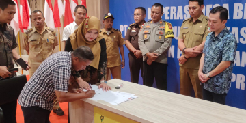 Penandatanganan kerjasama antara koperasi Desa Beringin dengan PT Tanjungpur Perkasa dalam pengelolaan pertambangan