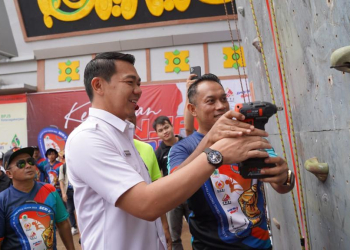 Bupati Kapuas Hulu Fransiskus Diaan saat memasang poin sebagai tanda dimulainya kejuaraan panjat tebing antar pelajar se Kapuas Hulu