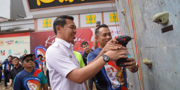 Bupati Kapuas Hulu Fransiskus Diaan saat memasang poin sebagai tanda dimulainya kejuaraan panjat tebing antar pelajar se Kapuas Hulu