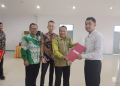 Sekretaris Deaerah Kabupaten Kapuas Hulu Mohd Zaini saat menyerahkan SK Pengangkatan PPPK fotmasi tahun 2022
