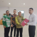 Sekretaris Deaerah Kabupaten Kapuas Hulu Mohd Zaini saat menyerahkan SK Pengangkatan PPPK fotmasi tahun 2022