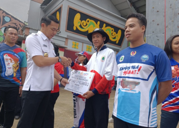 Bupati Kapuas Hulu Fransiskus Diaan saat memberikan bonus kepada atlet dan pelatih yang meraih medali pada Porprov 2022