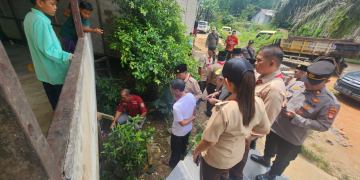 Foto—Kepala Dinas Kesehatan Kabupaten Sanggau, Ginting masuk ke dalam kolong asrama menunjukkan barang bekas yang menjadi sarang nyamuk, Kamis (09/11/2023)---Dinkes Sanggau Equatoronline.id