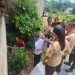 Foto—Kepala Dinas Kesehatan Kabupaten Sanggau, Ginting masuk ke dalam kolong asrama menunjukkan barang bekas yang menjadi sarang nyamuk, Kamis (09/11/2023)---Dinkes Sanggau Equatoronline.id