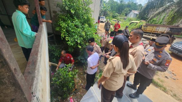 Foto—Kepala Dinas Kesehatan Kabupaten Sanggau, Ginting masuk ke dalam kolong asrama menunjukkan barang bekas yang menjadi sarang nyamuk, Kamis (09/11/2023)---Dinkes Sanggau Equatoronline.id