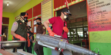 Foto---Kepala Kejaksaan Negeri Sanggau, Anton Rudiyanto melakukan fogging di sejumlah Sekolah di Kelurahan Beringin Kecamatan Kapuas, Senin (13/11/2023)----ist
