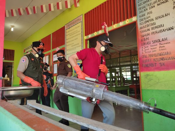 Foto---Kepala Kejaksaan Negeri Sanggau, Anton Rudiyanto melakukan fogging di sejumlah Sekolah di Kelurahan Beringin Kecamatan Kapuas, Senin (13/11/2023)----ist