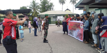 Foto---Ketua INKAI Kabupaten Sanggau, Letkol Inf. Putra Andika Trihatmoko memberikan sambutan sebelum melepas 16 atlet yang akan bertanding di open turnamen INKAI se-Kalimantan di Pontianak, Rabu (15/11/2023) di halaman Makodim 1204/Sanggau---Kiram Akbar