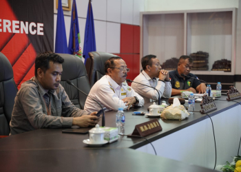 Foto---Plt. Bupati Sanggau, Yohanes Ontot (dua dari kiri) memimpin langsung rapat koordinasi penetapan KLB Demam Berdarah Dengue, Rabu (15/11/2023) di ruang VVIP Kantor Bupati Sanggau---Alfian Diskominfo Sanggau untuk equatoronline.id