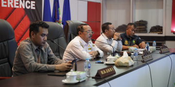 Foto---Plt. Bupati Sanggau, Yohanes Ontot (dua dari kiri) memimpin langsung rapat koordinasi penetapan KLB Demam Berdarah Dengue, Rabu (15/11/2023) di ruang VVIP Kantor Bupati Sanggau---Alfian Diskominfo Sanggau untuk equatoronline.id
