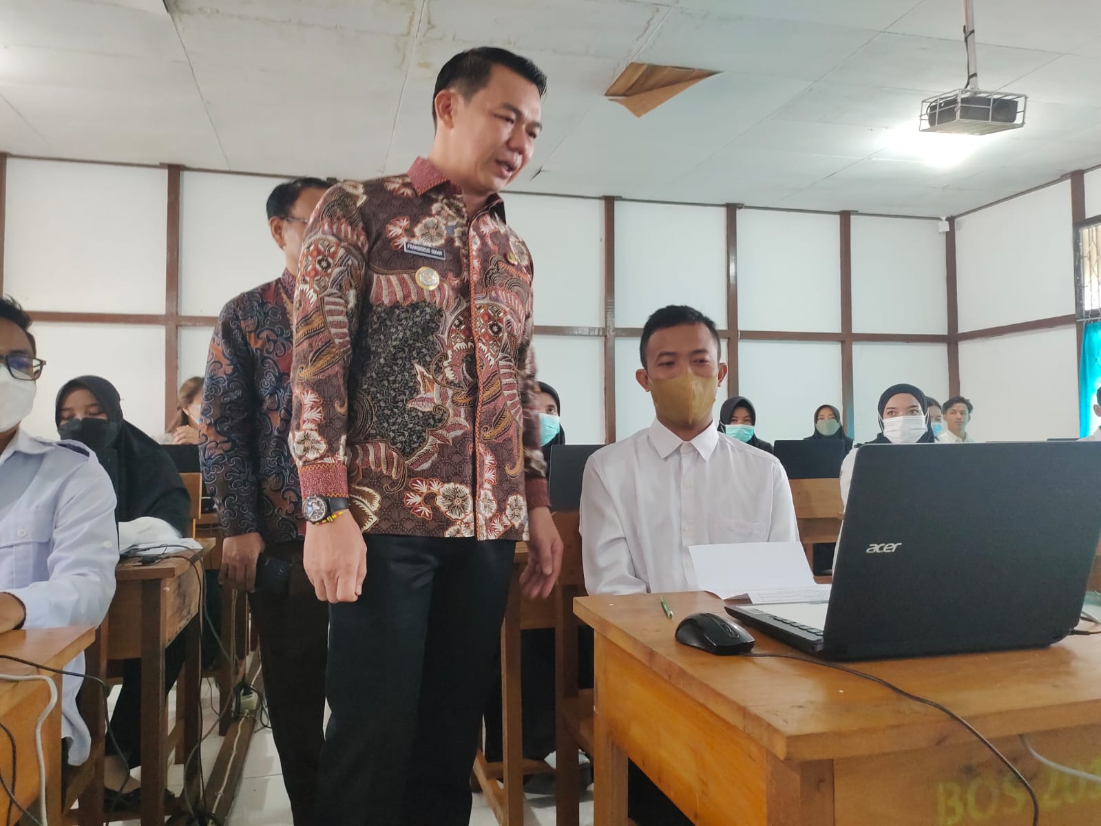 Bupati Kapuas Hulu saat meninjau pelaksanaan seleksi PPPK