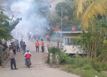 Foto---Petugas yang melakukan fogging di Gang Ratu Ayu III dan sekitarnya, Kamis (16/11/2023)---Kiram Akbar