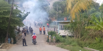 Foto---Petugas yang melakukan fogging di Gang Ratu Ayu III dan sekitarnya, Kamis (16/11/2023)---Kiram Akbar