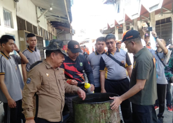Foto---Plt Bupati Sanggau, Yohanes Ontot memberikan abate ke penampungan air milik warga lingkungan Pasar Senggol Kota Sanggau pada kerja bakti dalam rangka pencegahan DBD, Jumat (17/11/2023)---Kiram Akbar