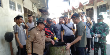Foto---Plt Bupati Sanggau, Yohanes Ontot memberikan abate ke penampungan air milik warga lingkungan Pasar Senggol Kota Sanggau pada kerja bakti dalam rangka pencegahan DBD, Jumat (17/11/2023)---Kiram Akbar