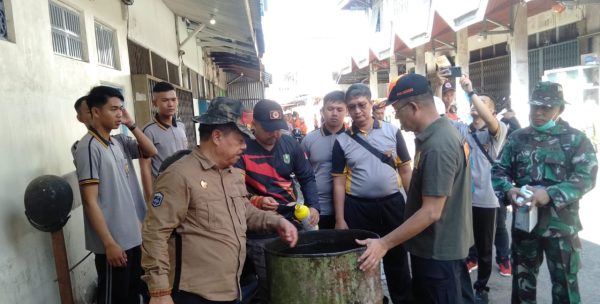 Foto---Plt Bupati Sanggau, Yohanes Ontot memberikan abate ke penampungan air milik warga lingkungan Pasar Senggol Kota Sanggau pada kerja bakti dalam rangka pencegahan DBD, Jumat (17/11/2023)---Kiram Akbar