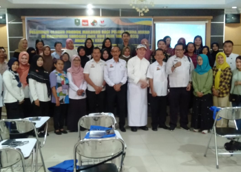 Foto---Foto bersama Kepala Dinas Perindustrian, Perdagangan, Koperasi dan Usaha Mikro (Disperindagkop dan UM) Sanggau, Sy. Ibnu Marwan Alqadrie bersama executeve chef Hotel Ibis Pontianak, Muhammad Ismail berfoto bersama para peserta pelatihan olahan produk makanan bagi pelaku usaha mikro, Rabu (15/11/2023) di aula Hotel Emerald, Sanggau---Kiram Akbar