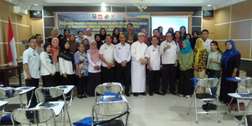 Foto---Foto bersama Kepala Dinas Perindustrian, Perdagangan, Koperasi dan Usaha Mikro (Disperindagkop dan UM) Sanggau, Sy. Ibnu Marwan Alqadrie bersama executeve chef Hotel Ibis Pontianak, Muhammad Ismail berfoto bersama para peserta pelatihan olahan produk makanan bagi pelaku usaha mikro, Rabu (15/11/2023) di aula Hotel Emerald, Sanggau---Kiram Akbar