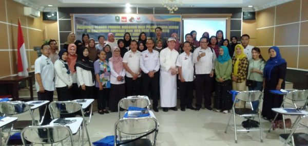 Foto---Foto bersama Kepala Dinas Perindustrian, Perdagangan, Koperasi dan Usaha Mikro (Disperindagkop dan UM) Sanggau, Sy. Ibnu Marwan Alqadrie bersama executeve chef Hotel Ibis Pontianak, Muhammad Ismail berfoto bersama para peserta pelatihan olahan produk makanan bagi pelaku usaha mikro, Rabu (15/11/2023) di aula Hotel Emerald, Sanggau---Kiram Akbar