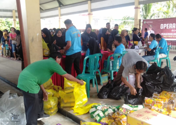 Foto---Masyarakat Sanggau antre untuk mendapatkan paket di pasar murah yang digelar Pemprov Kalbar, Rabu (15/11/2023) di Pasar Seroja Sanggau---Kiram Akbar