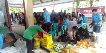Foto---Masyarakat Sanggau antre untuk mendapatkan paket di pasar murah yang digelar Pemprov Kalbar, Rabu (15/11/2023) di Pasar Seroja Sanggau---Kiram Akbar