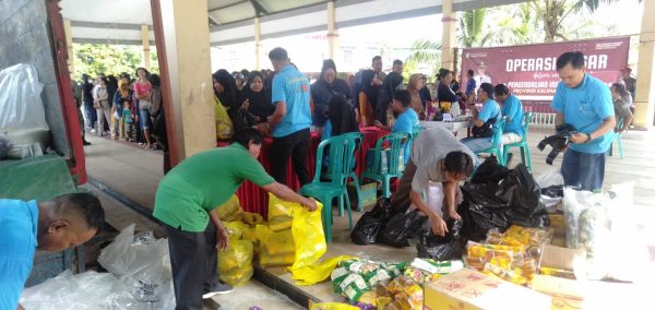 Foto---Masyarakat Sanggau antre untuk mendapatkan paket di pasar murah yang digelar Pemprov Kalbar, Rabu (15/11/2023) di Pasar Seroja Sanggau---Kiram Akbar