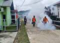 Foto—Petugas dari BPBD dan Dinkes Kabupaten Sanggau yang hampir setiap hari melakukan fogging ke pemukiman warga---Kiram Akbar 