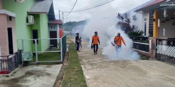 Foto—Petugas dari BPBD dan Dinkes Kabupaten Sanggau yang hampir setiap hari melakukan fogging ke pemukiman warga---Kiram Akbar 