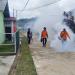 Foto—Petugas dari BPBD dan Dinkes Kabupaten Sanggau yang hampir setiap hari melakukan fogging ke pemukiman warga---Kiram Akbar