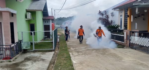 Foto—Petugas dari BPBD dan Dinkes Kabupaten Sanggau yang hampir setiap hari melakukan fogging ke pemukiman warga---Kiram Akbar 