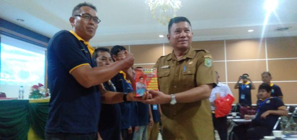 Foto---Kepala Dinas Perumahan, Cipta Karya, Tata Ruang dan Pertanahan (DPCKTRP) Kabupaten Sanggau, Didit Richardi membagikan bubuk pengurai septik tank biofil kepada para kades yang menjadi peserta sosialisasi, Senin (27/11/2023) di aula Hotel Emerald Sanggau—Kiram Akbar