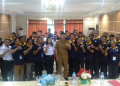 Foto---Kepala DPCKTRP Kabupaten Sanggau, Didit Richard berfoto bersama para peserta sosialisasi air limbah domestik dan pembagian bubuk pengurai septiktank biofil, Senin (27/11/2023) di aula Hotel Emerald Sanggau---Kiram Akbar
