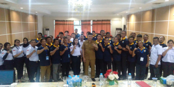 Foto---Kepala DPCKTRP Kabupaten Sanggau, Didit Richard berfoto bersama para peserta sosialisasi air limbah domestik dan pembagian bubuk pengurai septiktank biofil, Senin (27/11/2023) di aula Hotel Emerald Sanggau---Kiram Akbar