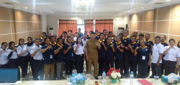 Foto---Kepala DPCKTRP Kabupaten Sanggau, Didit Richard berfoto bersama para peserta sosialisasi air limbah domestik dan pembagian bubuk pengurai septiktank biofil, Senin (27/11/2023) di aula Hotel Emerald Sanggau---Kiram Akbar