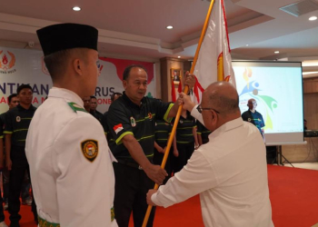 Ketua KONI Kalbar Fahrudin Siregar saat menyerahkan bendera Pataka kepada Ketua KONI Kapuas Hulu Anwar Sanusi