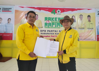 Kuswandi Ketua DPD Golkar Kabupaten Kapuas Hulu saat menerima surat mandat dari perwakilan DPP Golkar Adrianus Asia Sidot