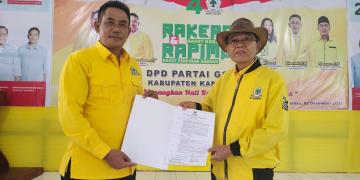 Kuswandi Ketua DPD Golkar Kabupaten Kapuas Hulu saat menerima surat mandat dari perwakilan DPP Golkar Adrianus Asia Sidot