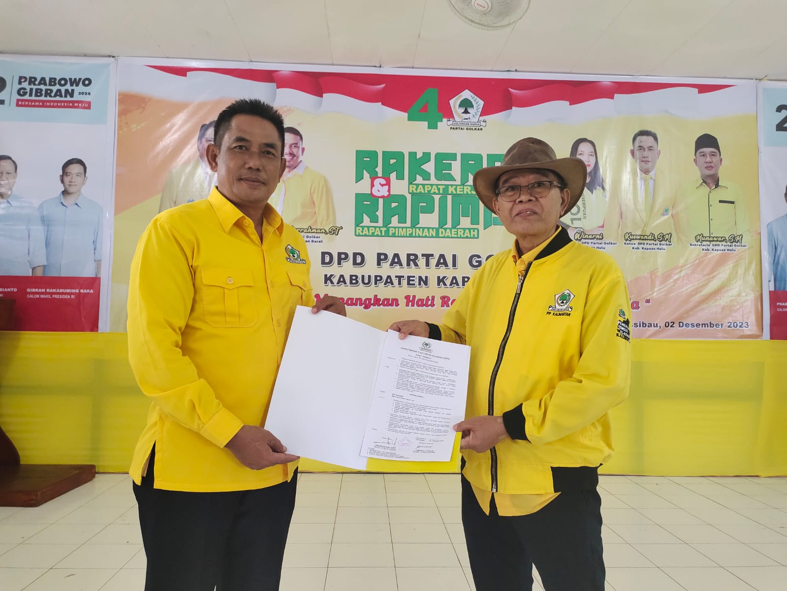 Kuswandi Ketua DPD Golkar Kabupaten Kapuas Hulu saat menerima surat mandat dari perwakilan DPP Golkar Adrianus Asia Sidot