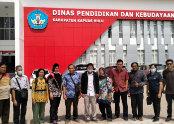 Guru dari daerah 3T ini mendatangi kantor Dinas Pendidikan Kapuas Hulu untuk mempertanyakan tunjangan khusus mereka