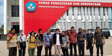 Guru dari daerah 3T ini mendatangi kantor Dinas Pendidikan Kapuas Hulu untuk mempertanyakan tunjangan khusus mereka