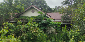 Salah satu aset Asrama pelajar Pedalaman milik Pemkab Kapuas Hulu ini terlantar dan tak terurus