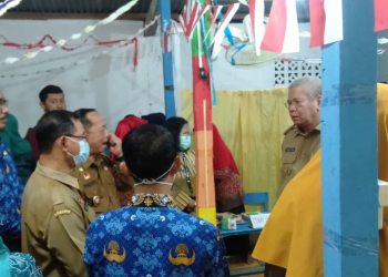 Foto---Pj. Gubernur Kalbar, Harisson didamping Plt Bupati Sanggau, Yohanes Ontot dan Kepala Dinas Kesehatan Sanggau, Ginting meninjau Posyandu Mangga di kawasan Projal, Kelurahan Bunut, Kabupaten Sanggau, Selasa (19/12/2023)---Kiram Akbar