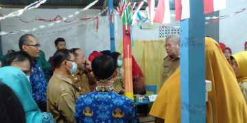 Foto---Pj. Gubernur Kalbar, Harisson didamping Plt Bupati Sanggau, Yohanes Ontot dan Kepala Dinas Kesehatan Sanggau, Ginting meninjau Posyandu Mangga di kawasan Projal, Kelurahan Bunut, Kabupaten Sanggau, Selasa (19/12/2023)---Kiram Akbar